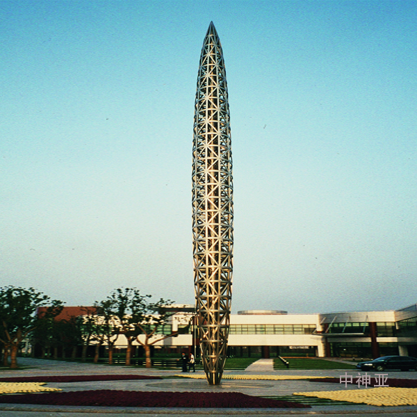 《公證柱》高21m 不銹鋼 設計:仲松 2001年 位于上海國家會計學院