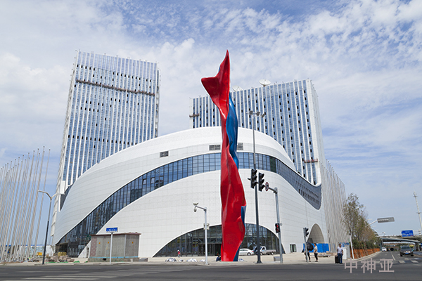 《力拔頭籌》 高30.97m 不銹鋼烤漆 設計：王開方 2017年 位于烏魯木齊絲綢之路經(jīng)濟帶旅游集散中心