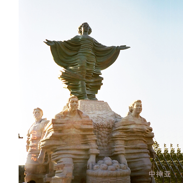 《春華秋實》高8m 石刻、鍛銅 設計:張德峰 2002年 位于河北石家莊市